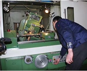 S7732蝸桿磨床，精度可達(dá)5級